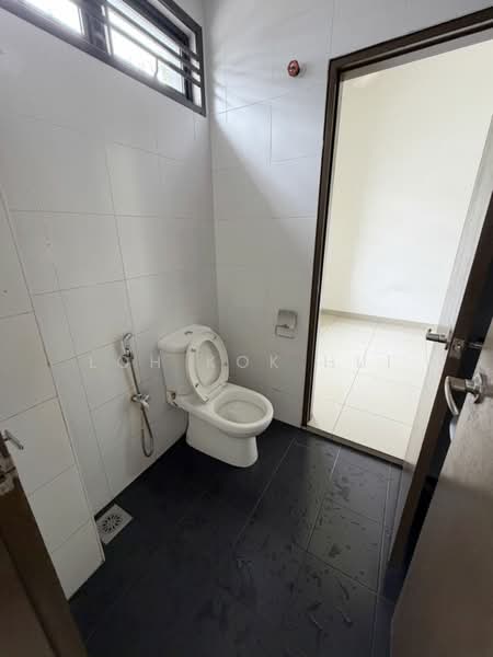Rumah Teres 2 Tingkat untuk Dijual di Taman Pelangi Indah (Ulu Tiram) - Loh Kok Hui - Bathroom - PropertyGuru.com.my