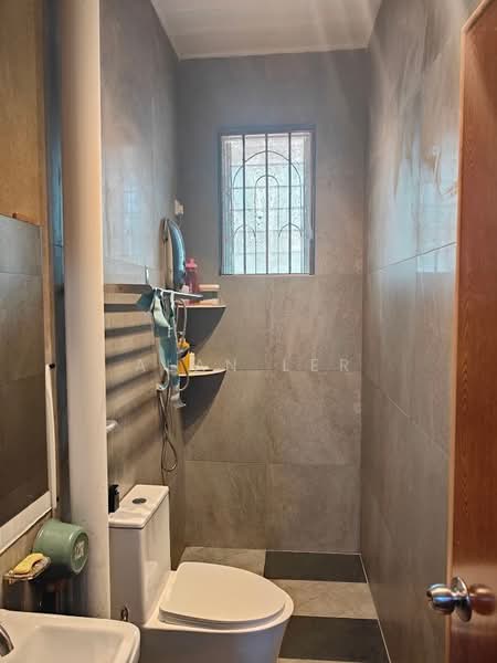 Semi-Detached House for Sale in Taman Johor Jaya (Johor Bahru) - Alan Ler - Bathroom - PropertyGuru.com.my