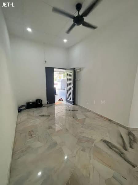 Rumah Teres 1 Tingkat untuk Dijual di Taman Desa Meru Indah (Kapar) - Eunice Lim - Entrance - PropertyGuru.com.my