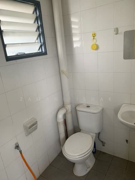 Pangsapuri untuk Dijual di Pangsapuri Akasia (Bandar Botanic) - Zamani Ishak - Bathroom - PropertyGuru.com.my