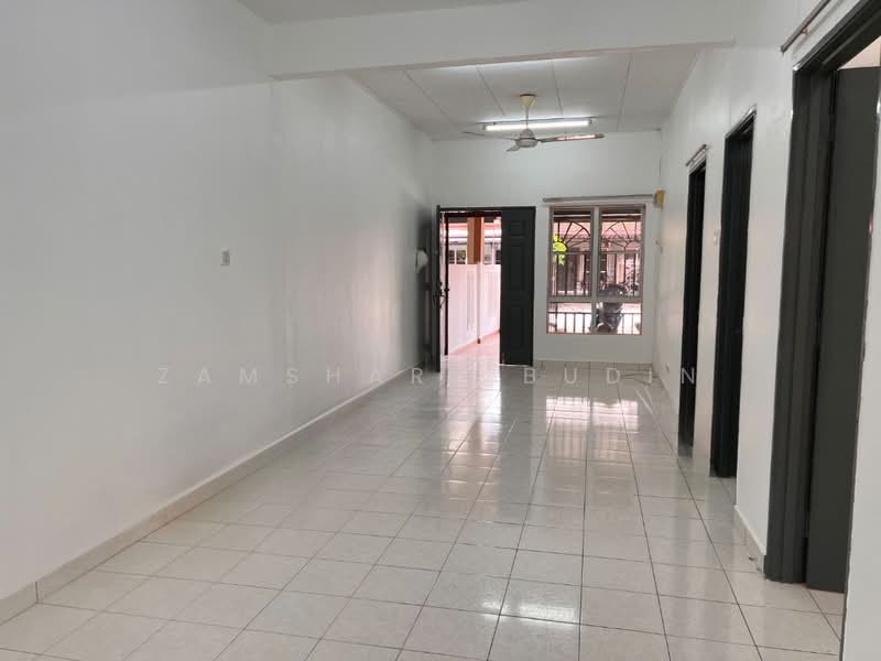 1-storey Terraced House for Sale in Taman Pelangi Semenyih (Semenyih) - Zamshary Budin - Living Room - PropertyGuru.com.my