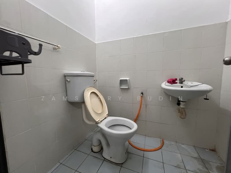 1-storey Terraced House for Sale in Taman Pelangi Semenyih (Semenyih) - Zamshary Budin - Bathroom - PropertyGuru.com.my