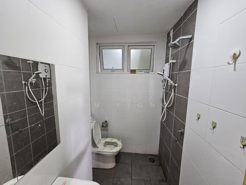 Servis Apartment untuk Disewa di De Centrum Residences - Sum Yeong - Bathroom - PropertyGuru.com.my