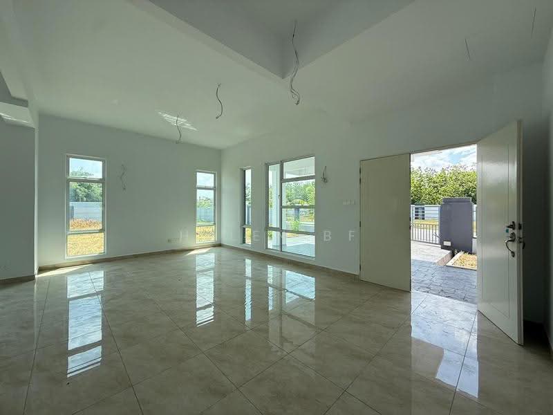 Rumah Berkembar untuk Dijual di Taman Klebang Utama (Klebang) - Helen BF - Living Room - PropertyGuru.com.my