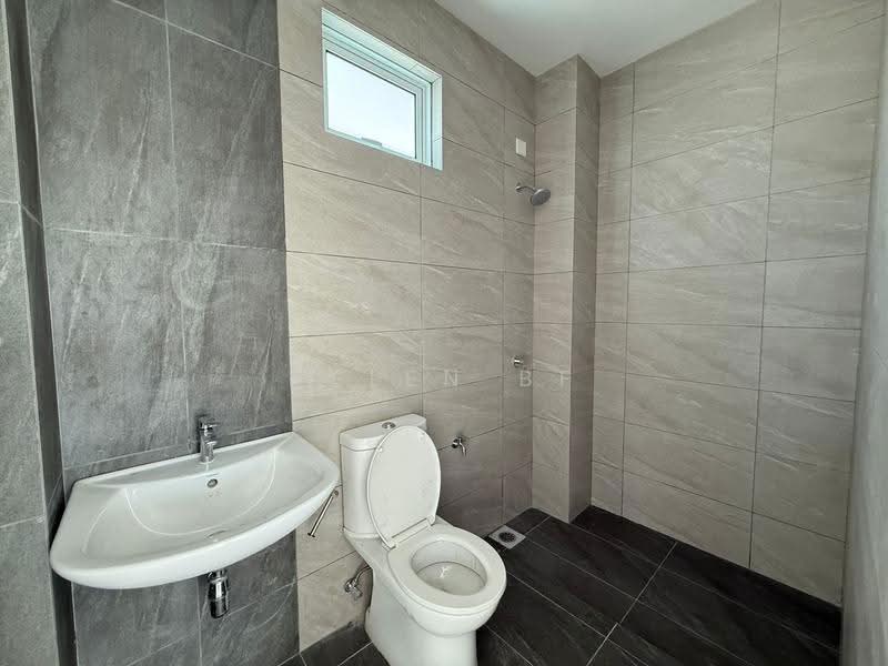 Rumah Berkembar untuk Dijual di Taman Klebang Utama (Klebang) - Helen BF - Bathroom - PropertyGuru.com.my