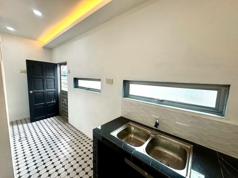 2-storey Terraced House for Sale in Seri Kembangan (Selangor) - Hazeman Omar - Kitchen - PropertyGuru.com.my