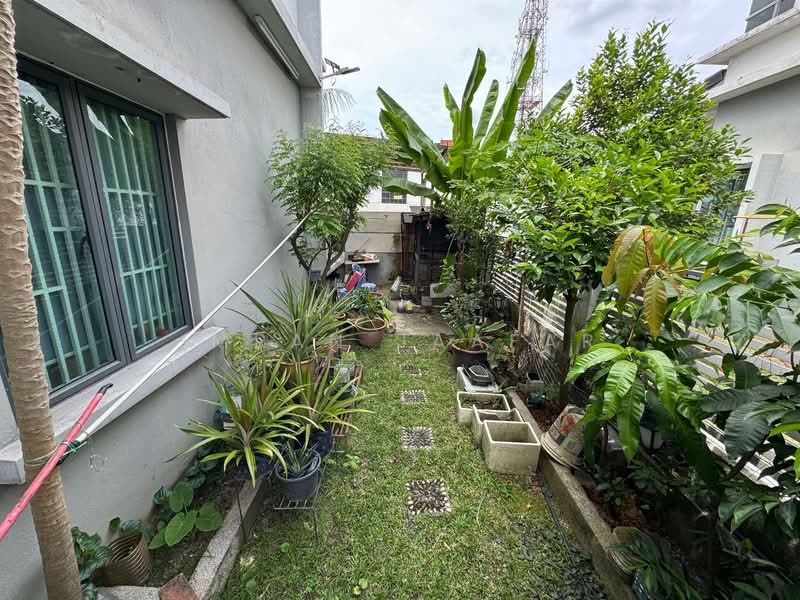 Rumah Berkembar untuk Dijual di Seksyen 27 (Shah Alam) - Imran Jaafar - Garden - PropertyGuru.com.my
