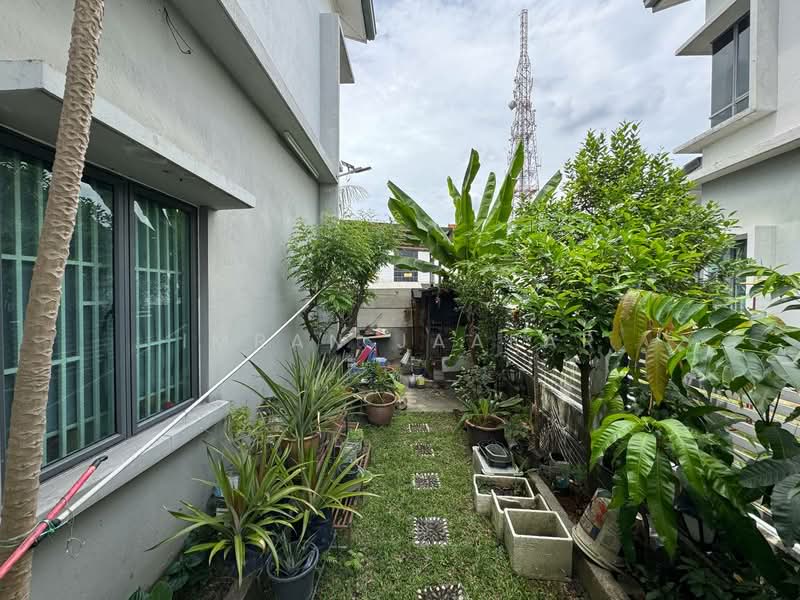 Rumah Berkembar untuk Dijual di Seksyen 27 (Shah Alam) - Imran Jaafar - Garden - PropertyGuru.com.my