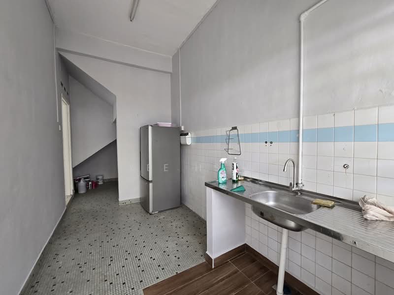 Rumah Teres 2 Tingkat untuk Disewa di Taman Pelangi (Johor Bahru) - Yee Hsin - Kitchen - PropertyGuru.com.my