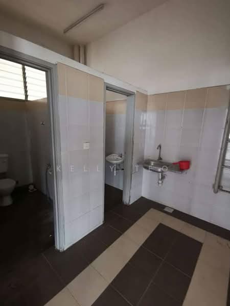Factory for Rent in Taman Perindustrian Air Hitam (Klang) - Kelly Teo - Bathroom - PropertyGuru.com.my