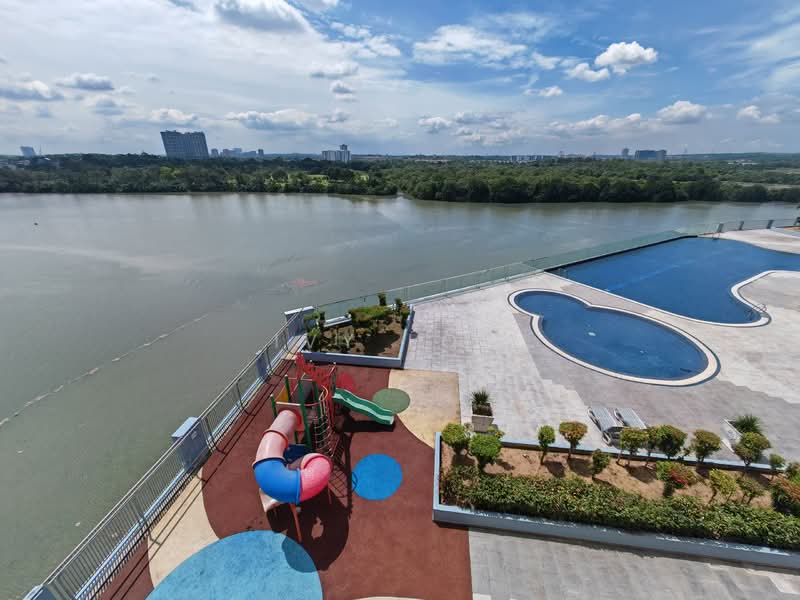 Pangsapuri untuk Dijual di Bayu Marina - Ivy Low - Pool - PropertyGuru.com.my