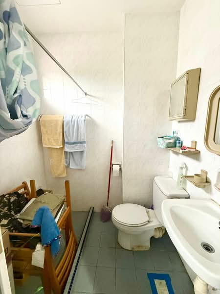 Pangsapuri untuk Dijual di Penhill Apartment (Pangsapuri Pinang) - Ronald Ng - Bathroom - PropertyGuru.com.my