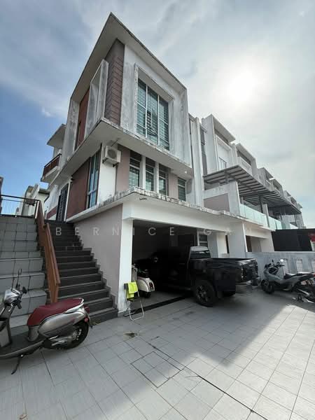 2.5-storey Terraced House for Sale in Bandar Seri Alam (Masai) - Bernice Gan - Exterior - PropertyGuru.com.my