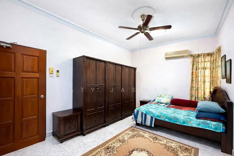 Rumah Banglo untuk Dijual di Seksyen 9 (Shah Alam) - Zaty Jasmin - Bedroom - PropertyGuru.com.my
