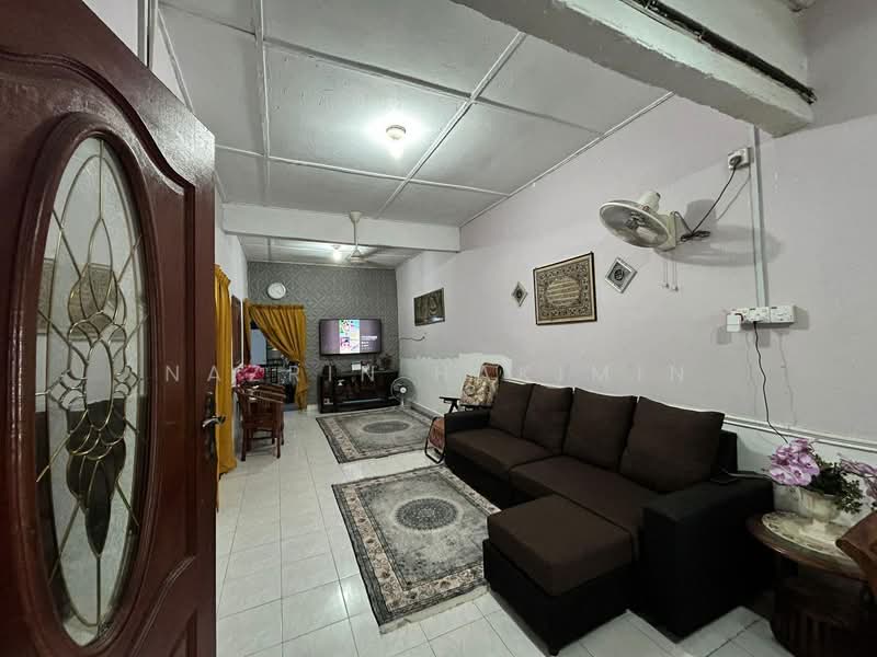 Rumah Teres 1 Tingkat untuk Dijual di Kampung Teluk Panglima Garang (Telok Panglima Garang) - Nazrin Hakimin - Living Room - PropertyGuru.com.my