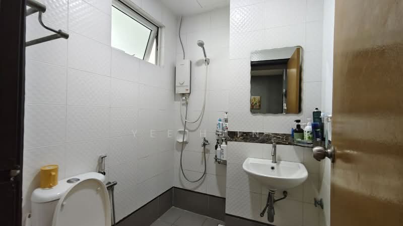 Service Residence for Sale at Seasons Amara Larkin - Yee Hsin - Bathroom - PropertyGuru.com.my