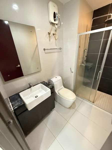 Kondominium untuk Dijual di Kings Bay @ Country Garden Danga Bay - Xin Yi - Bathroom - PropertyGuru.com.my
