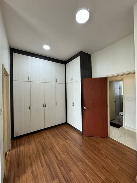 Kondominium untuk Disewa di KM1 West - Louis . - Bedroom - PropertyGuru.com.my