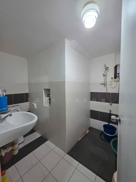 Rumah Teres 2 Tingkat untuk Dijual di Setia Tropika (Johor Bahru) - Tori Cheon - Bathroom - PropertyGuru.com.my