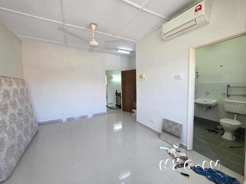 2-storey Terraced House for Sale in Klang (Selangor) - Joel Sia - Living Room - PropertyGuru.com.my