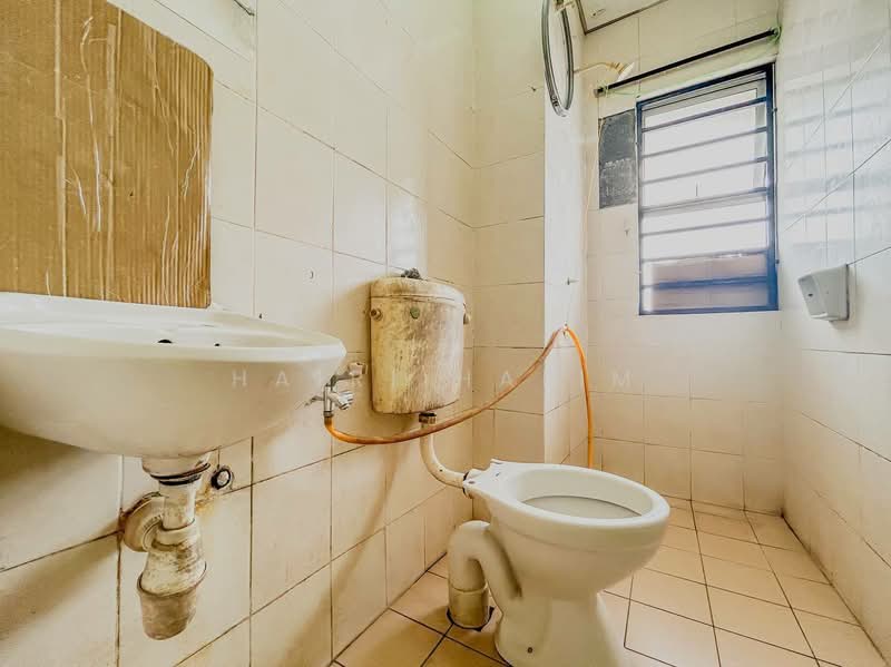 Flat for Sale at Dataran Otomobil - Hairi Halim - Bathroom - PropertyGuru.com.my