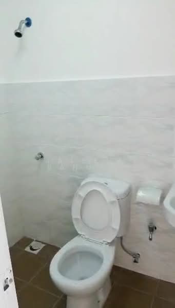 Servis Apartment untuk Disewa di Sentrovue - Jaleela Banu Ahmad - Bathroom - PropertyGuru.com.my
