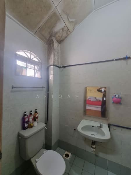 2-storey Terraced House for Sale in Usj 11 (Subang Jaya) - Afiqah . - Bathroom - PropertyGuru.com.my