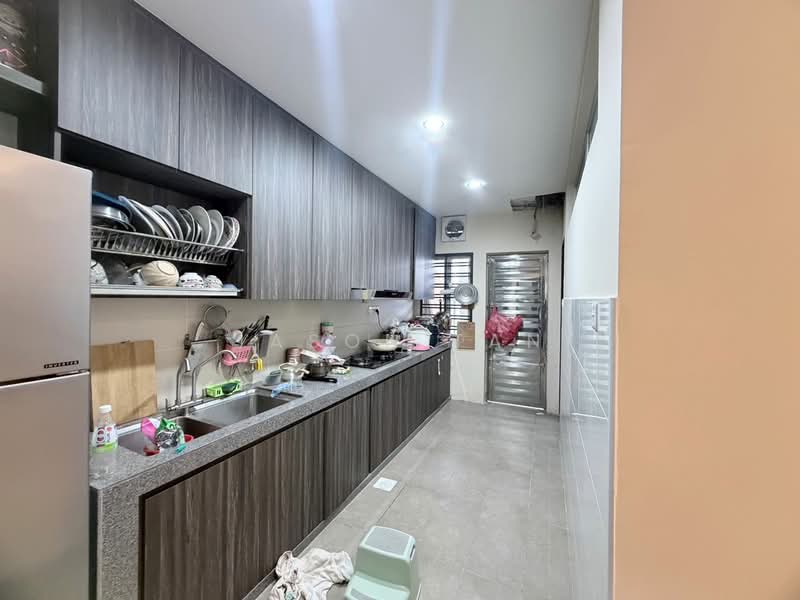 Cluster House for Sale in Taman Gaya (Ulu Tiram) - Jason Tan - Kitchen - PropertyGuru.com.my