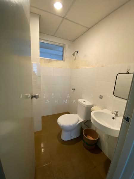 Servis Apartment untuk Dijual di Sentrovue - Jaleela Banu Ahmad - Bathroom - PropertyGuru.com.my