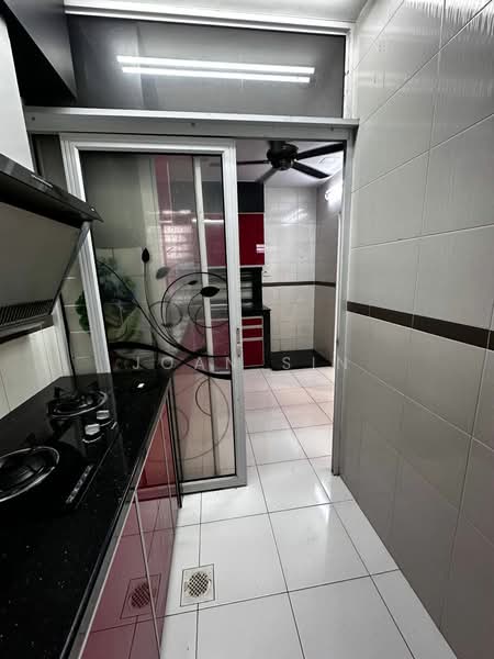 Rumah Teres 1 Tingkat untuk Dijual di Taman Pelangi Indah (Ulu Tiram) - Joan Sin - Kitchen - PropertyGuru.com.my