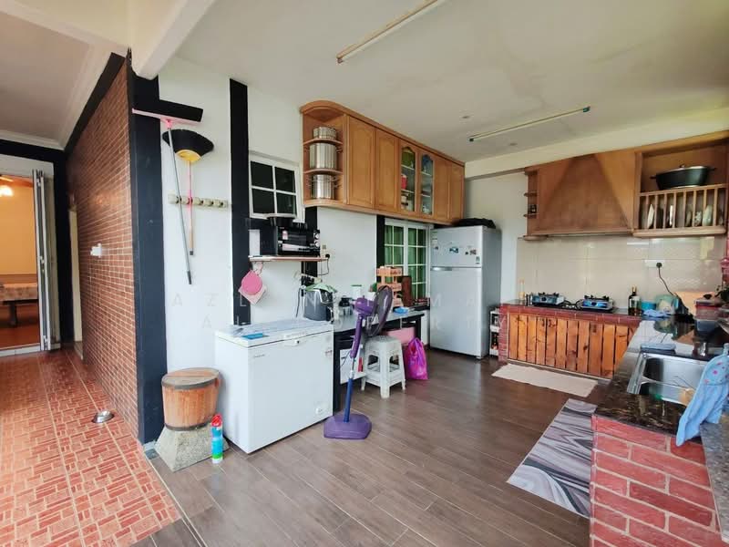 Banglo Pautan untuk Dijual di Taman Putri Kulai (Kulai) - Azlan Ismail aiproperty - Kitchen - PropertyGuru.com.my