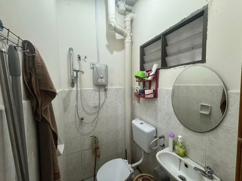 Rumah Teres untuk Dijual di Bandar Mahkota Cheras (Cheras) - Alvis Lim - Bathroom - PropertyGuru.com.my