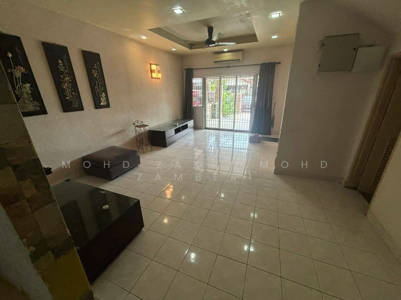 2-storey Terraced House for Sale in Taman Bukit Subang (Shah Alam) - Mohd Zakri Mohd Zamberi - Living Room - PropertyGuru.com.my