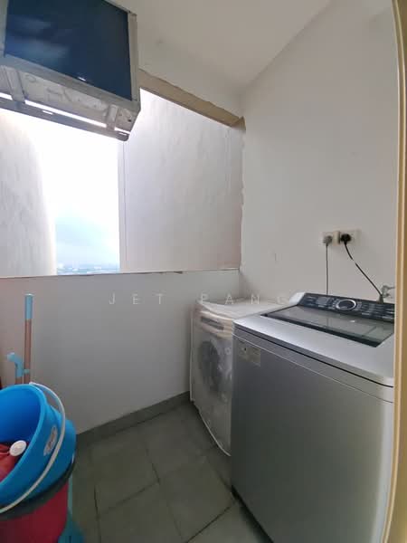 Servis Apartment untuk Dijual di Austin Suites (Permata Austin) - Jet Pang - Balcony - PropertyGuru.com.my