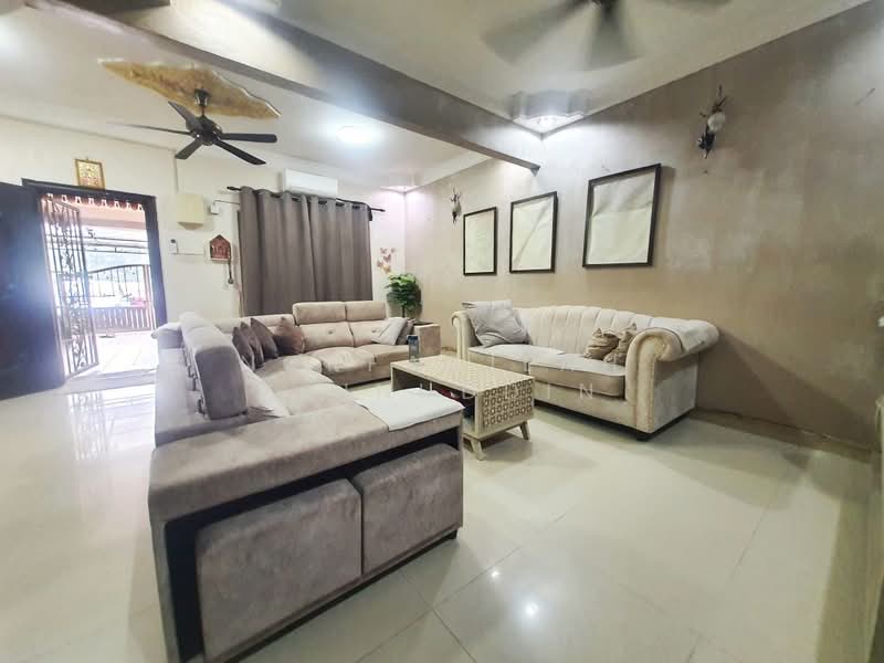 2-storey Terraced House for Sale in Bandar Putra Permai (Seri Kembangan) - NORFADILAH ZAINUDDIN - Living Room - PropertyGuru.com.my