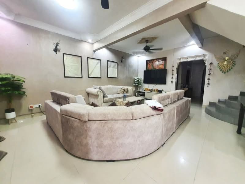 2-storey Terraced House for Sale in Bandar Putra Permai (Seri Kembangan) - NORFADILAH ZAINUDDIN - Living Room - PropertyGuru.com.my