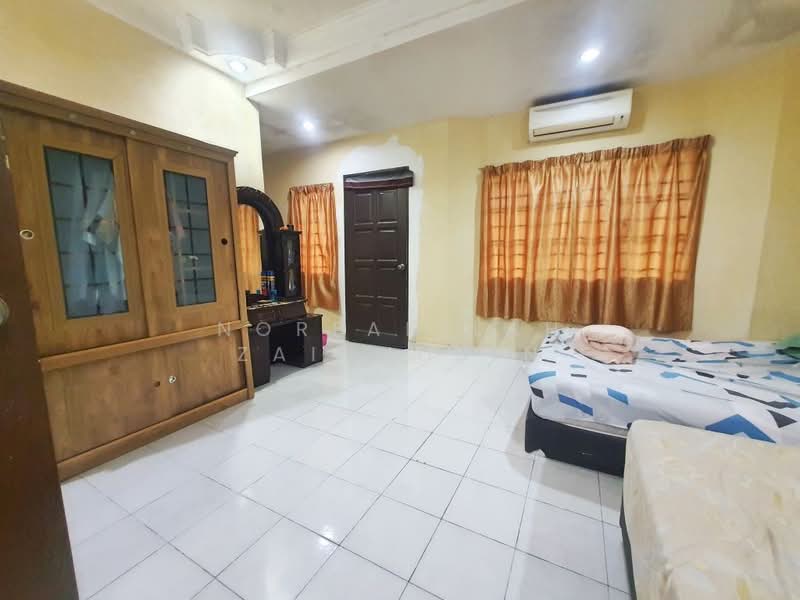2-storey Terraced House for Sale in Bandar Putra Permai (Seri Kembangan) - NORFADILAH ZAINUDDIN - Bedroom - PropertyGuru.com.my
