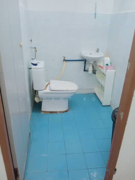 Pangsapuri untuk Dijual di Taman Kumbar Permai - Vincent Koay - Bathroom - PropertyGuru.com.my