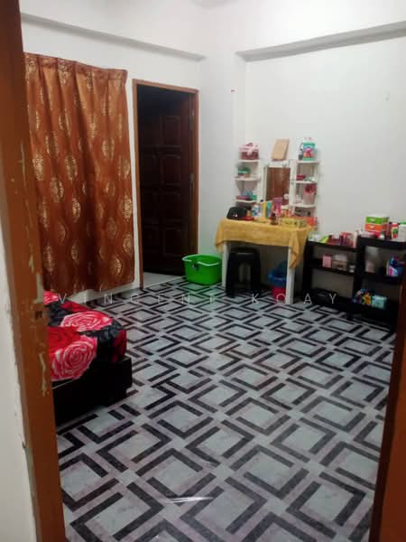 Pangsapuri untuk Dijual di Taman Kumbar Permai - Vincent Koay - Bedroom - PropertyGuru.com.my