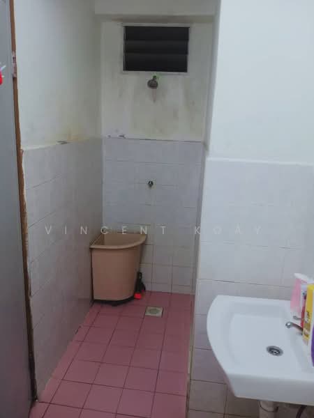 Pangsapuri untuk Dijual di Taman Kumbar Permai - Vincent Koay - Bathroom - PropertyGuru.com.my