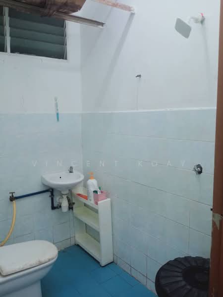 Pangsapuri untuk Dijual di Taman Kumbar Permai - Vincent Koay - Bathroom - PropertyGuru.com.my