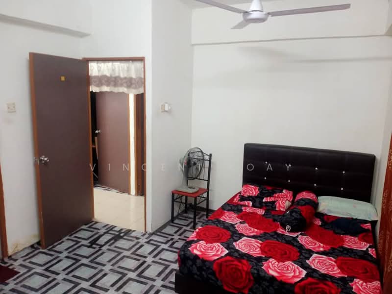 Pangsapuri untuk Dijual di Taman Kumbar Permai - Vincent Koay - Bedroom - PropertyGuru.com.my