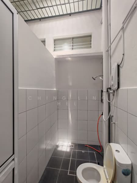 Rumah Teres 1 Tingkat untuk Disewa di Taman Pelangi (Johor Bahru) - Ching Ling Hel - Bathroom - PropertyGuru.com.my