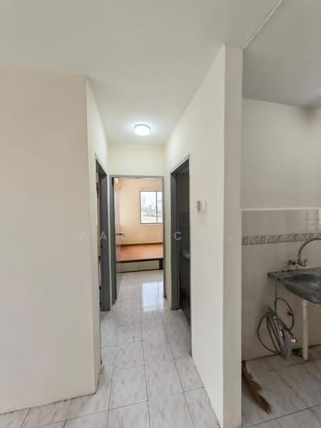 Pangsapuri untuk Disewa di Taman Kristal - Patrick . - Corridor - PropertyGuru.com.my