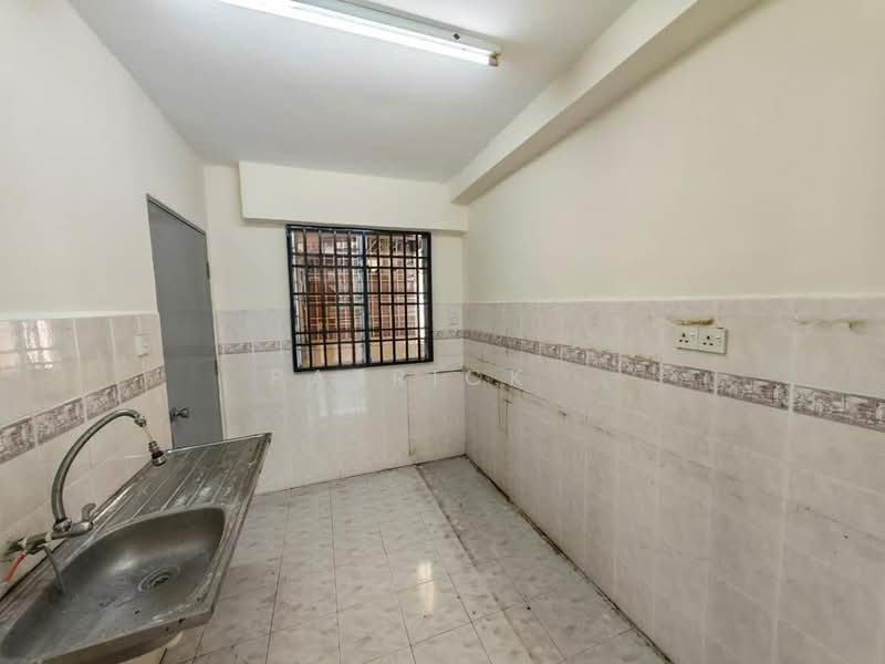 Pangsapuri untuk Disewa di Taman Kristal - Patrick . - Kitchen - PropertyGuru.com.my