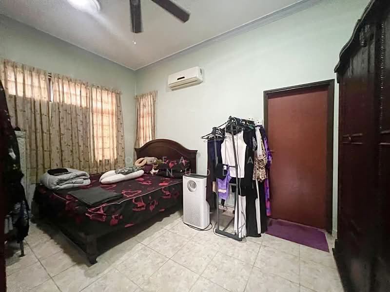 Bungalow for Sale in Seksyen 9 (Shah Alam) - NORFADILAH ZAINUDDIN - Bedroom - PropertyGuru.com.my