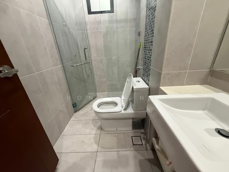 Kondominium untuk Disewa di Queens Residences Q1 @ Queens Waterfront - Ronald Ng - Bathroom - PropertyGuru.com.my