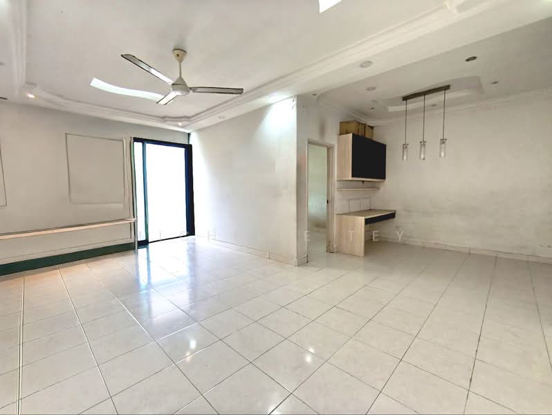 1.5-storey Terraced House for Sale in Taman Gaya (Ulu Tiram) - Michelle Tey - Living Room - PropertyGuru.com.my