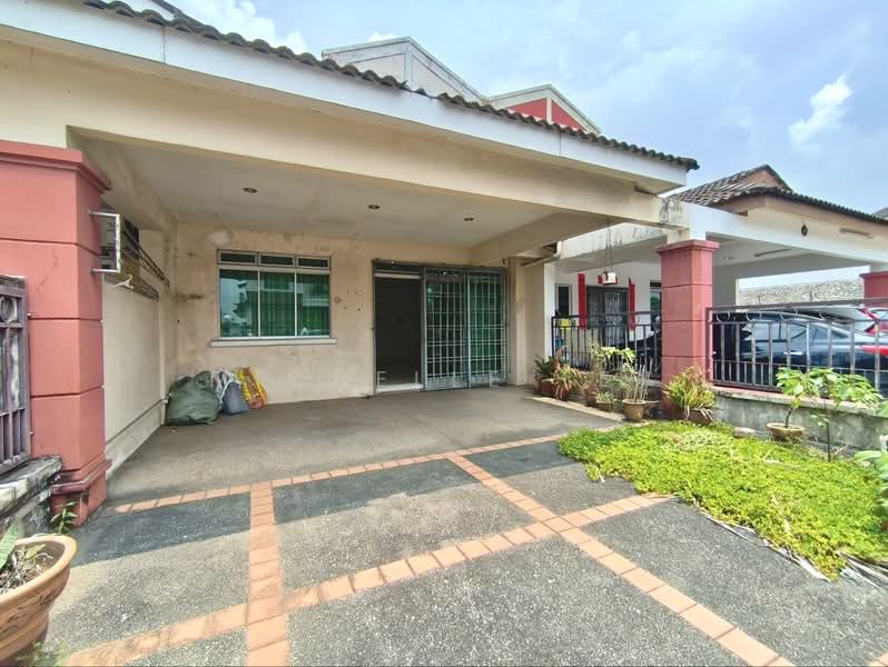1.5-storey Terraced House for Sale in Taman Gaya (Ulu Tiram) - Michelle Tey - Exterior - PropertyGuru.com.my