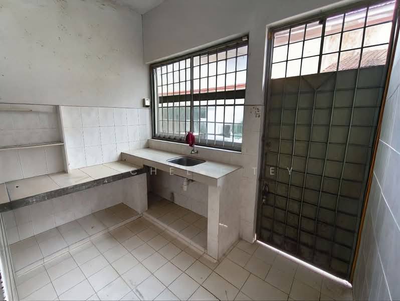 1.5-storey Terraced House for Sale in Taman Gaya (Ulu Tiram) - Michelle Tey - Kitchen - PropertyGuru.com.my